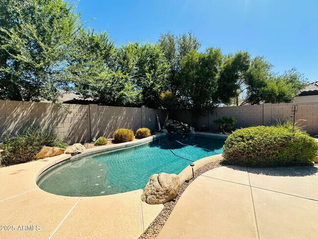 Building Photo - 2720 E Hazeltine Way