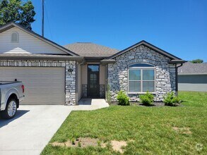 Building Photo - 3 bed/2 bath single- family home