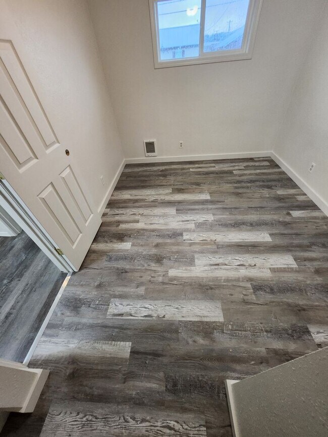 Building Photo - Charming 3-Bedroom with fresh new interior!