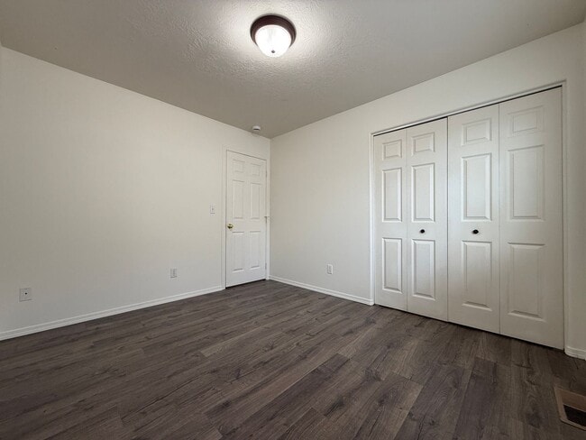 Building Photo - CHECK OUT THIS OPEN FLOOR PLAN HOME IN RED...