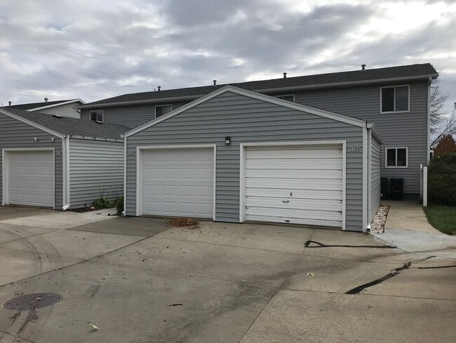 Building Photo - Rent Special - Spacious End Unit 2 Bed/1 Bath Townhome!