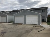 Building Photo - Spacious End Unit 2 Bed/1 Bath Townhome!