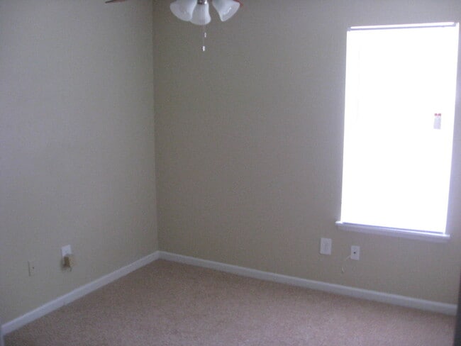 Building Photo - Awesome Split-Level In Kid-Friendly Neighb...