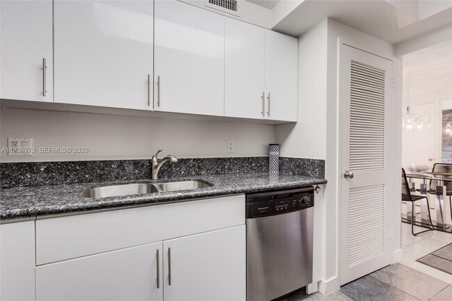 Building Photo - 301 Golden Isles Dr