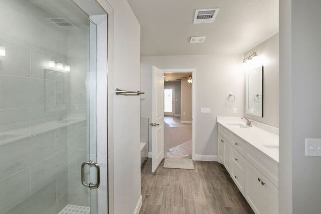 Building Photo - 7616 Woodford Ave