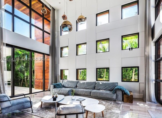 Building Photo - 321 E Dilido Dr