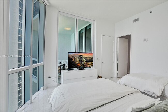 Building Photo - 16001 Collins Ave