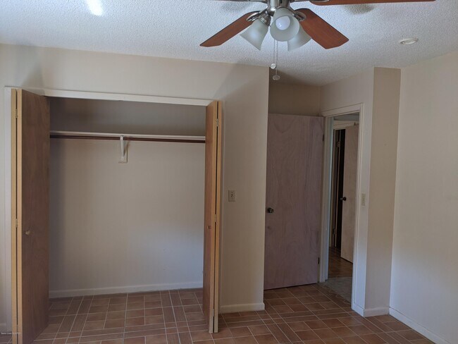 Building Photo - 142 E Towne Pl