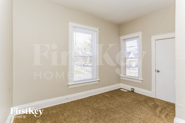 Building Photo - 202 S Park Ave