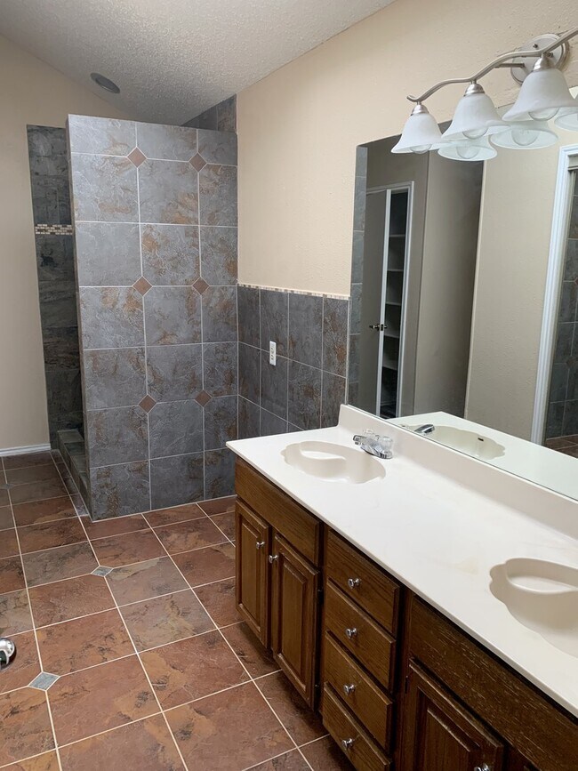 Building Photo - Ready for Move In! A wonderful all brick 1...
