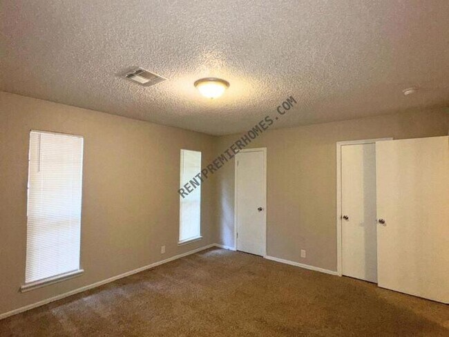 Building Photo - 200 Lochwood Cir