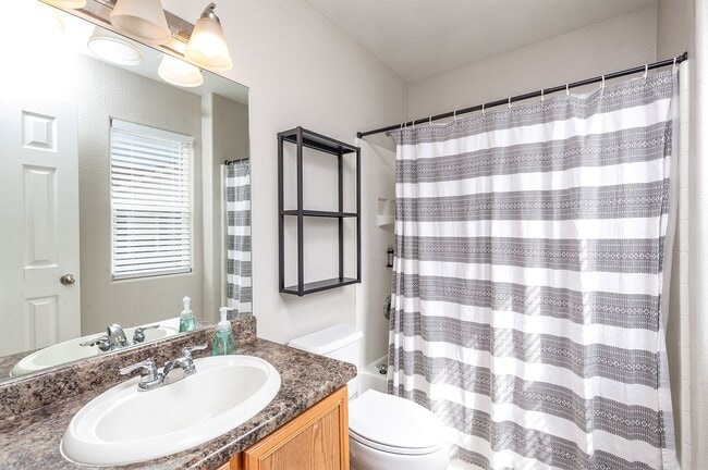 Building Photo - Stunning Townhouse for Rent