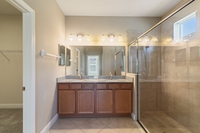 Building Photo - Stunning Avalon Park 4 Bed / 3 Bath Home f...