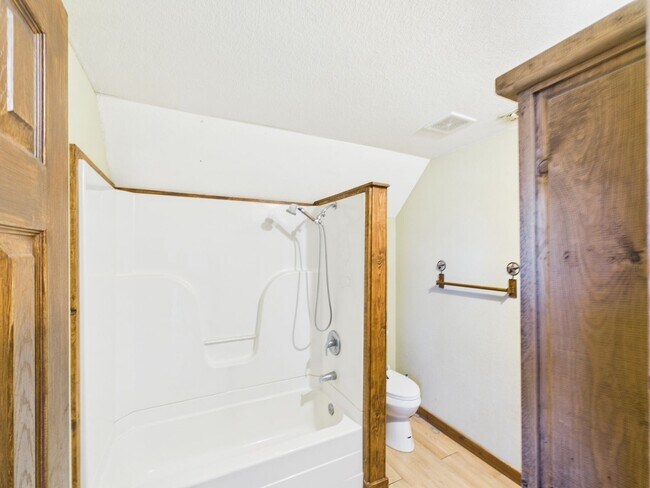 Building Photo - Cozy Apartment