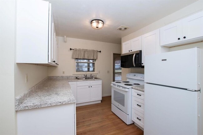 Building Photo - 4933 Woodland Ave