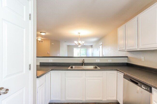 Building Photo - 2 WEEKS FREE RENT! PLUS FREE iPad or 55” TV IF MOVED IN BY 5/31! Charming 3bd/2ba Single-Level Ho...