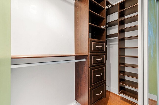 Building Photo - 1Br/1Bth, ready to move in. Heat/Hot Water...