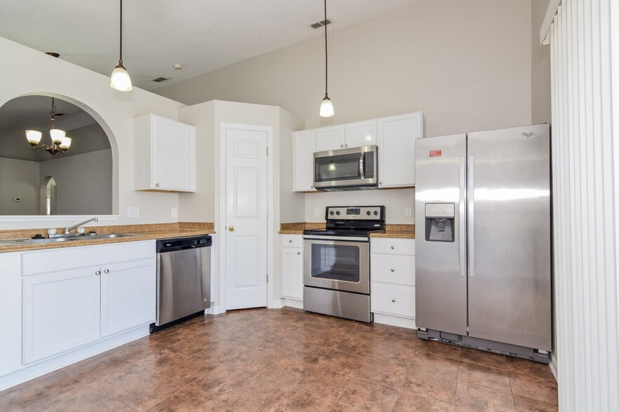 Building Photo - 5919 Lake Front Dr