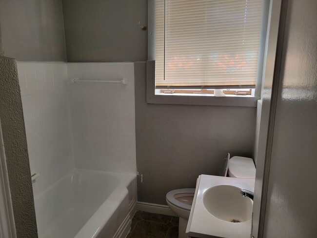 Building Photo - Spacious 4 Bedroom 2 Bath Home with Hardwo...