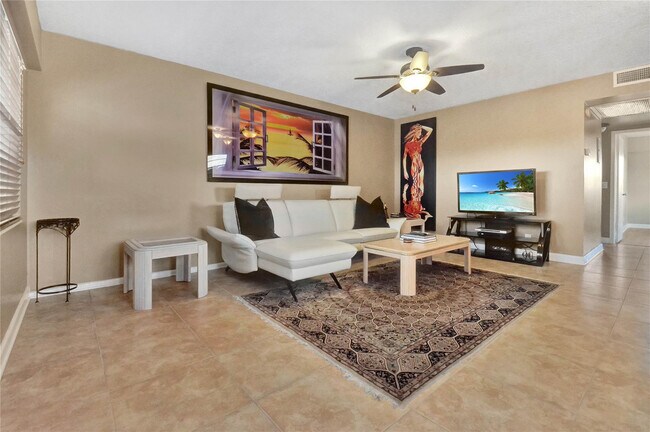 Building Photo - 33 Fanshaw A