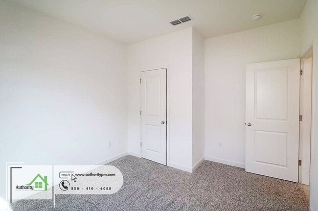 Building Photo - 2141 Hilltop Dr