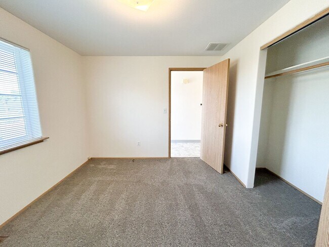 Building Photo - 5548 - 5550