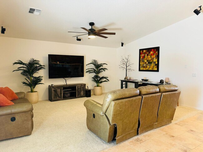 Building Photo - SHORT TERM RENTAL 3BD/2BA IN PRIVATE GATED...