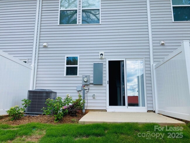Building Photo - 115 Villa Ln