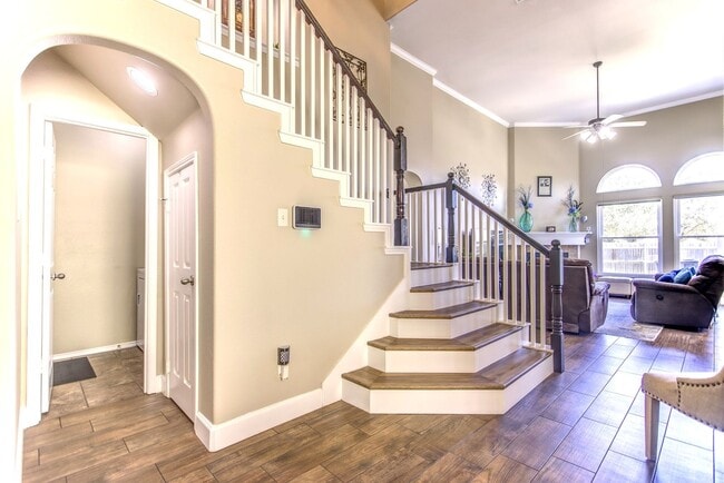 Building Photo - Beautifully Maintained 4 bed/3bath 2 Story...