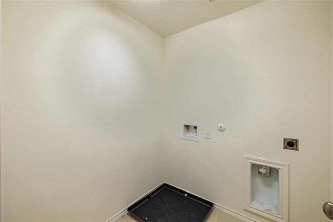 Building Photo - 6300 Routenburn St