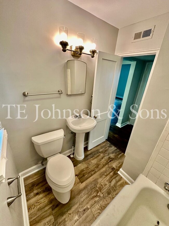 Building Photo - Charming 2 Bedroom Condo in Winston-Salem – Prime Location, Modern Comforts, and Convenience!