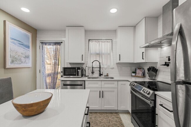 Building Photo - Single Family Home, 2 bed/1 bath $1,350 One-Story