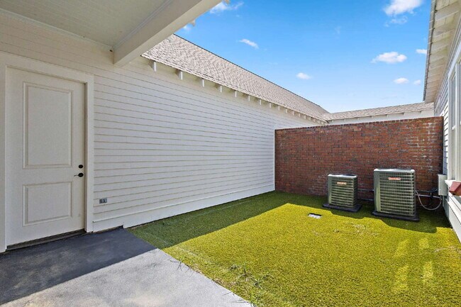 Building Photo - Luxury Townhome for Rent in Waterpointe | 3 Bed | 2.5 Bath | Private Courtyard