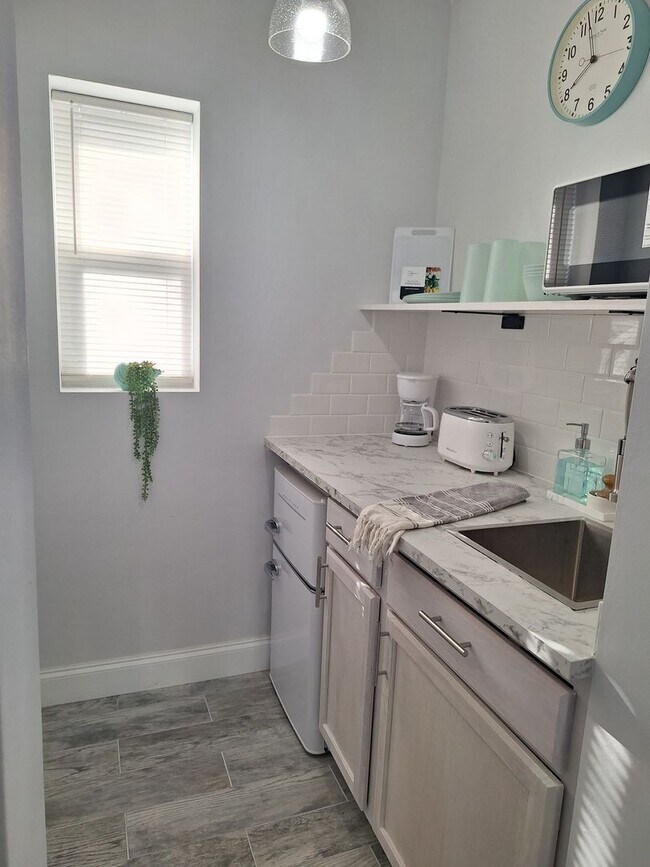 Building Photo - NSB FURNISHED EFFICIENCY UNIT-ALL UTILITIES INCLUDED INCLUDING WI-FI!