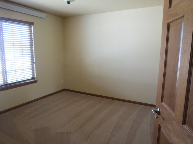 Building Photo - 2 BEDROOM | 2 BATH | TOWNHOME | GARAGE | S...