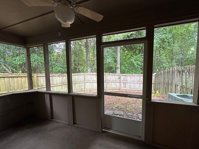 Building Photo - 2 story unit off E Park Ave avail NOW!