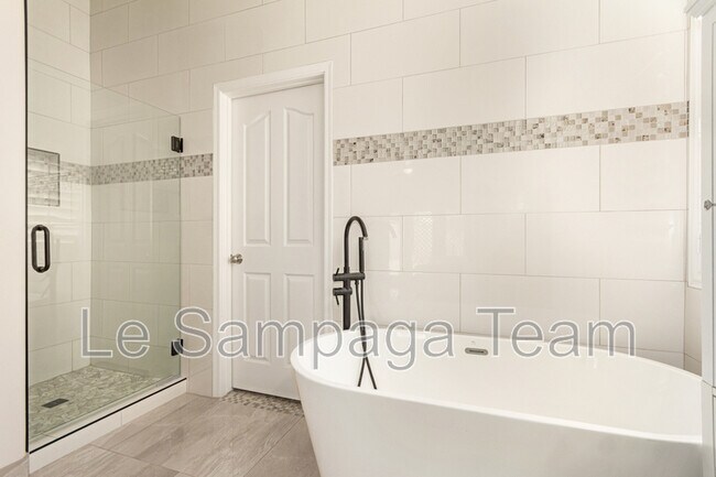 Building Photo - 1448 N Saddle St