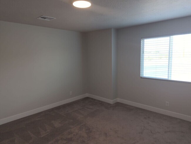 Building Photo - Spacious 4 Bedroom Townhome in Washington!