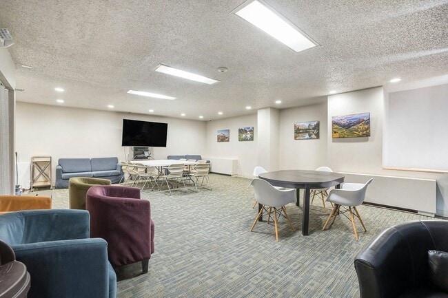 Building Photo - 421 S Howes St