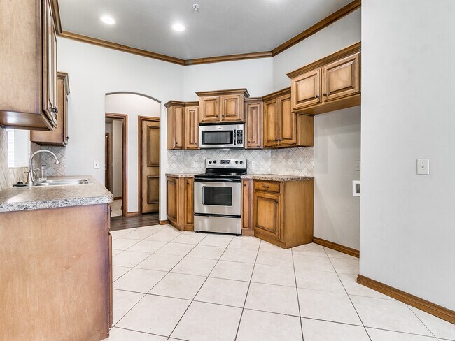 Building Photo - 15609 Traditions Dr