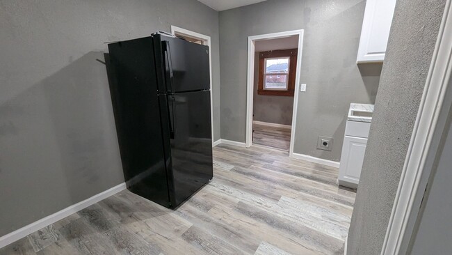 Building Photo - 410 E 6th St