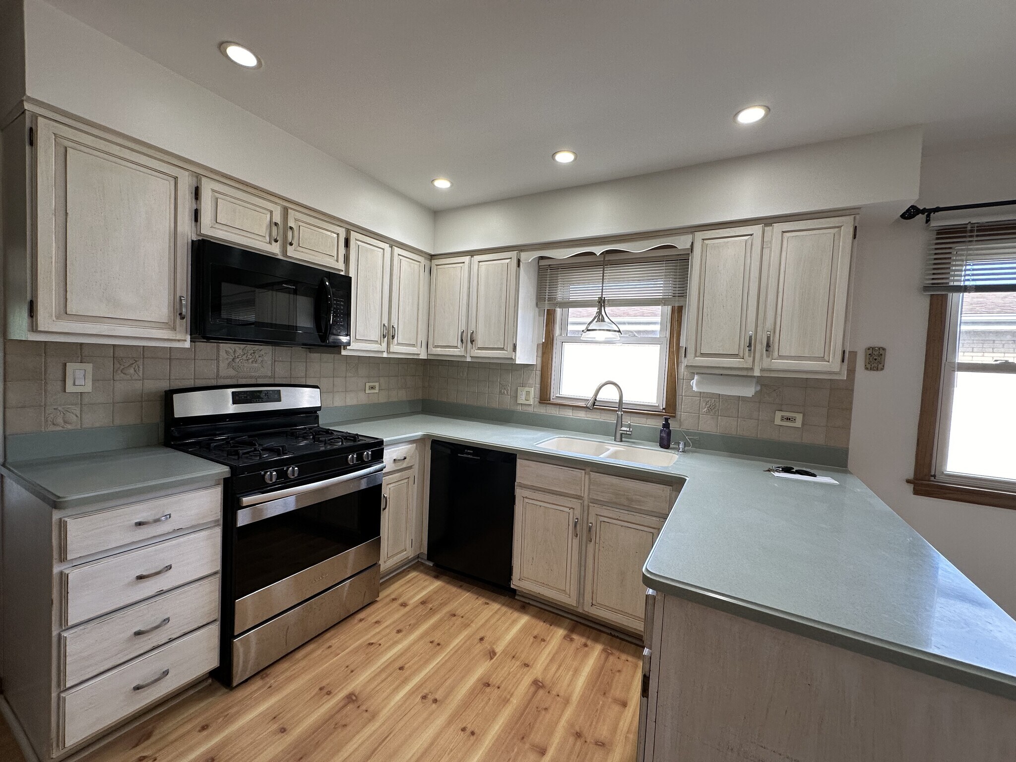 Building Photo - 1336 N Northwest Hwy