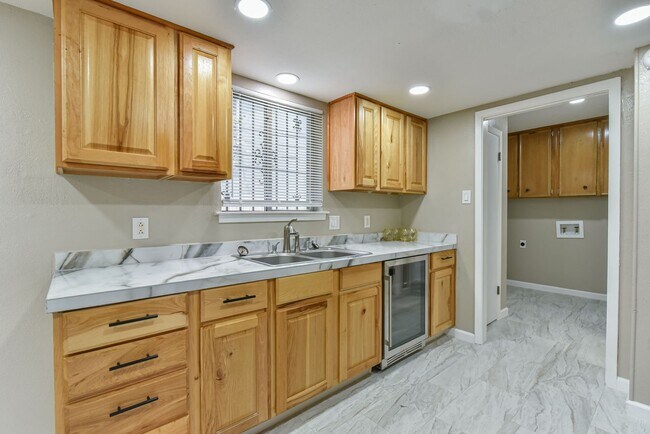 Building Photo - 1141 Royal Crest Dr