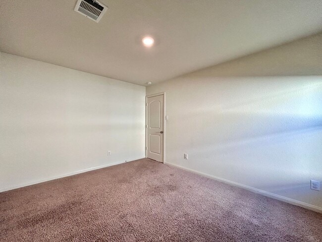 Building Photo - Comfortable 3 Bed / 2 Bath Home with Washer & Dryer and 2-Car Garage