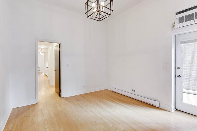 Building Photo - 1402 N La Salle Dr