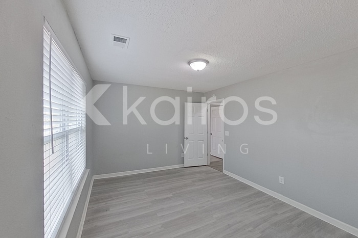 Building Photo - 2102 Spring Hill Cir