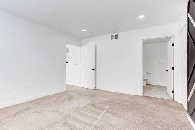 Building Photo - 5792 Ambassador Ave