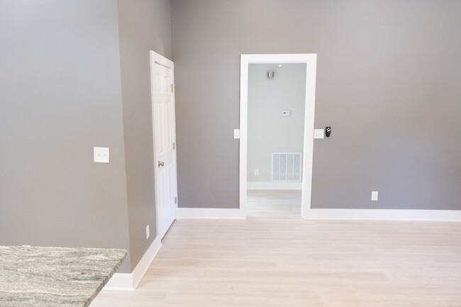 Building Photo - Charming 2BR/2.5BA Home