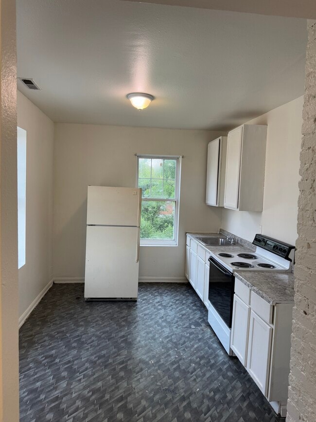 Building Photo - 844 Canaan Ave