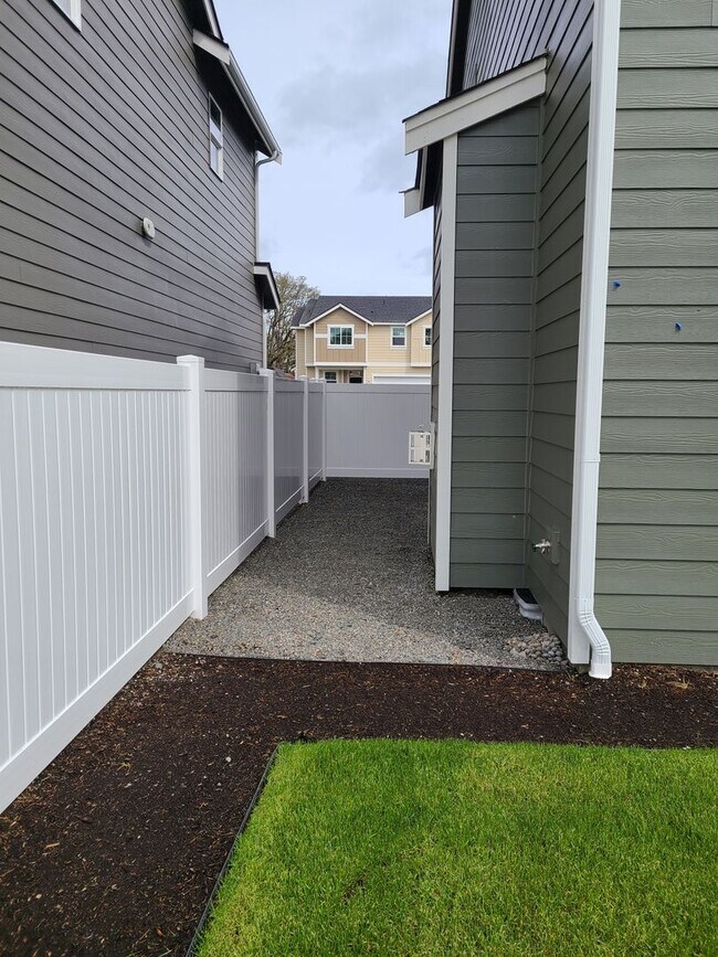 Building Photo - Yelm Creek Estates, 4 Bedroom, 2.75 Bathroom with Den